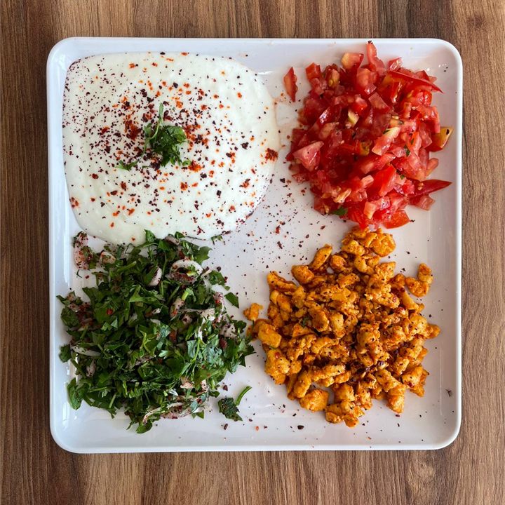 Hasan Usta diyet menü tavuk tabağı: tavuk tantuni, yoğurt, domates ve maydanoz salatası